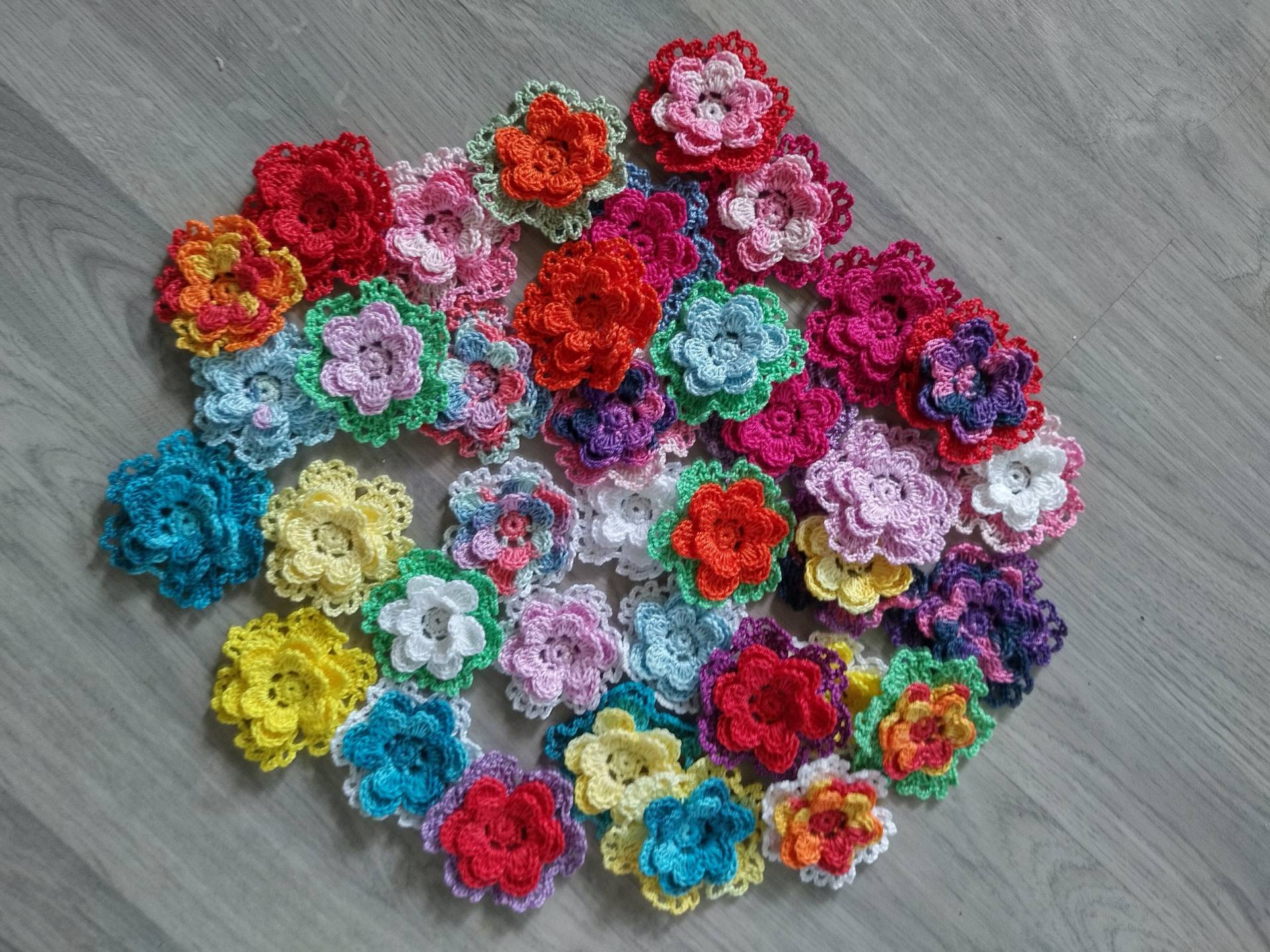 Große Häkelbüte - 3 D , Ca.5, 5cm Groß, Häkelblume in Wunschfarben, Blümchen, Häkelapplikation Blüten Im Bunten Mix von MyCrochetings