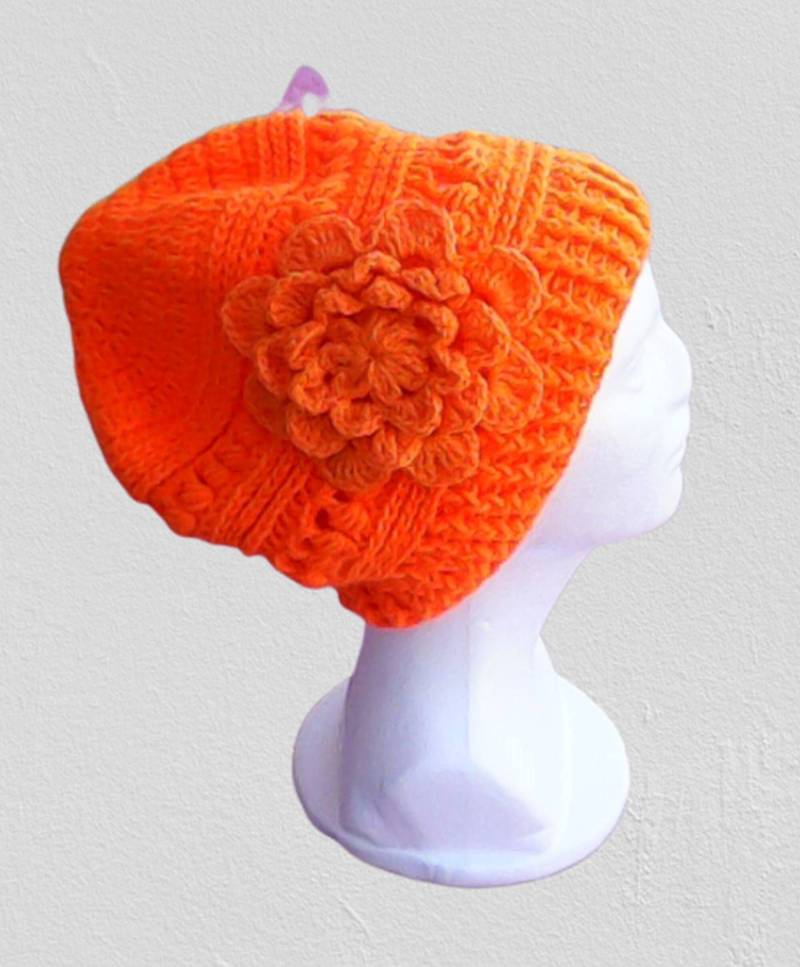 In Übergröße Gehäkelte Mütze Aus Weicher Warmer Wolle in Orange Mit Großer Häkelblume, Wollmütze, Mütze, Häkelblumen, Winter, Geschenk von MyCrochetings