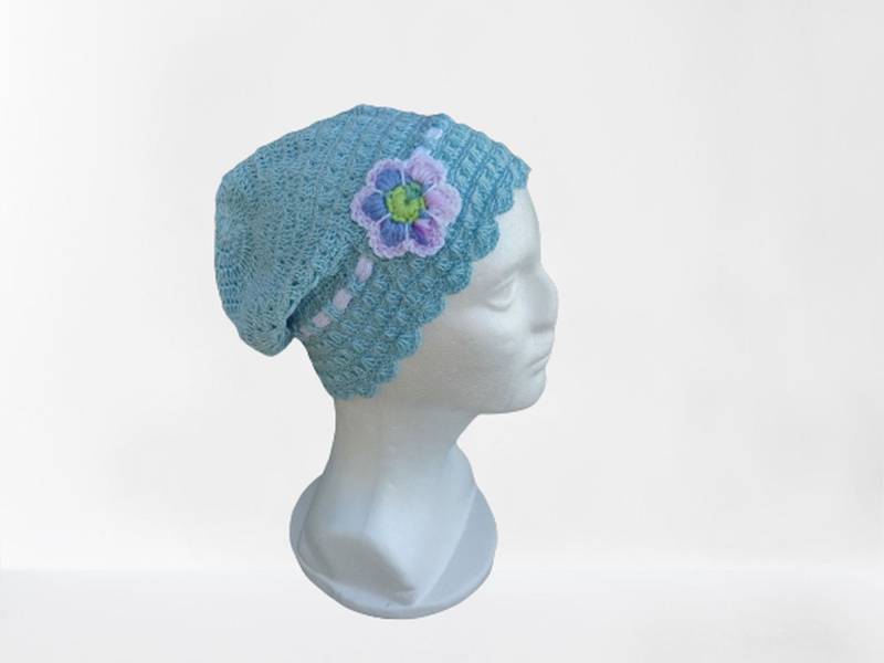 Mütze Häkelmütze Für Sommer Frühjahr Mädchen Und Junge Damen Aus Baumwolle Boho Stil Hellblau Mittelblau Weiße Häkelblume Handgehäkelt von MyCrochetings