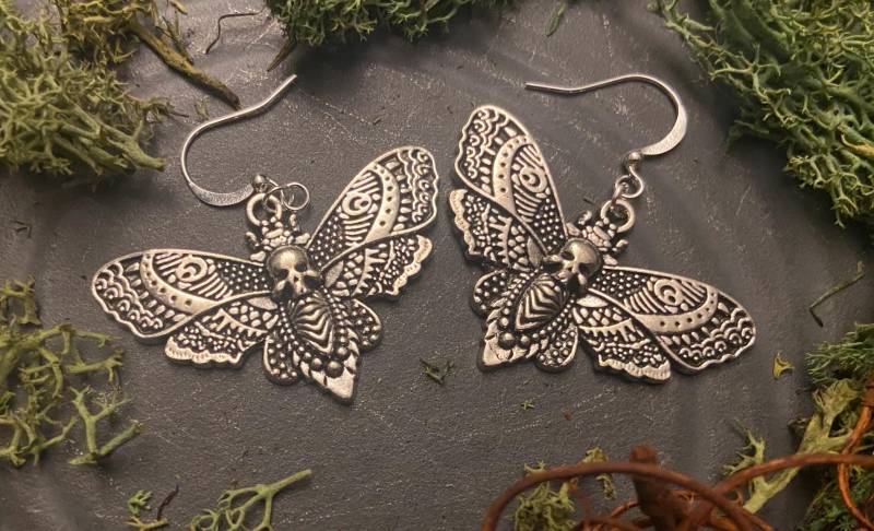 Motte Gothic Halloween Deko Ohrringe Schmuck Paar Silber von MyCrowDreams