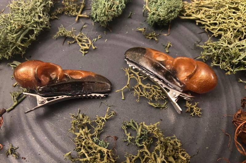 Rabenschädel Replika Epoxidharz Harz Gothic Halloween Deko Schwarz Kupfer Spange Haarspange Haare von MyCrowDreams