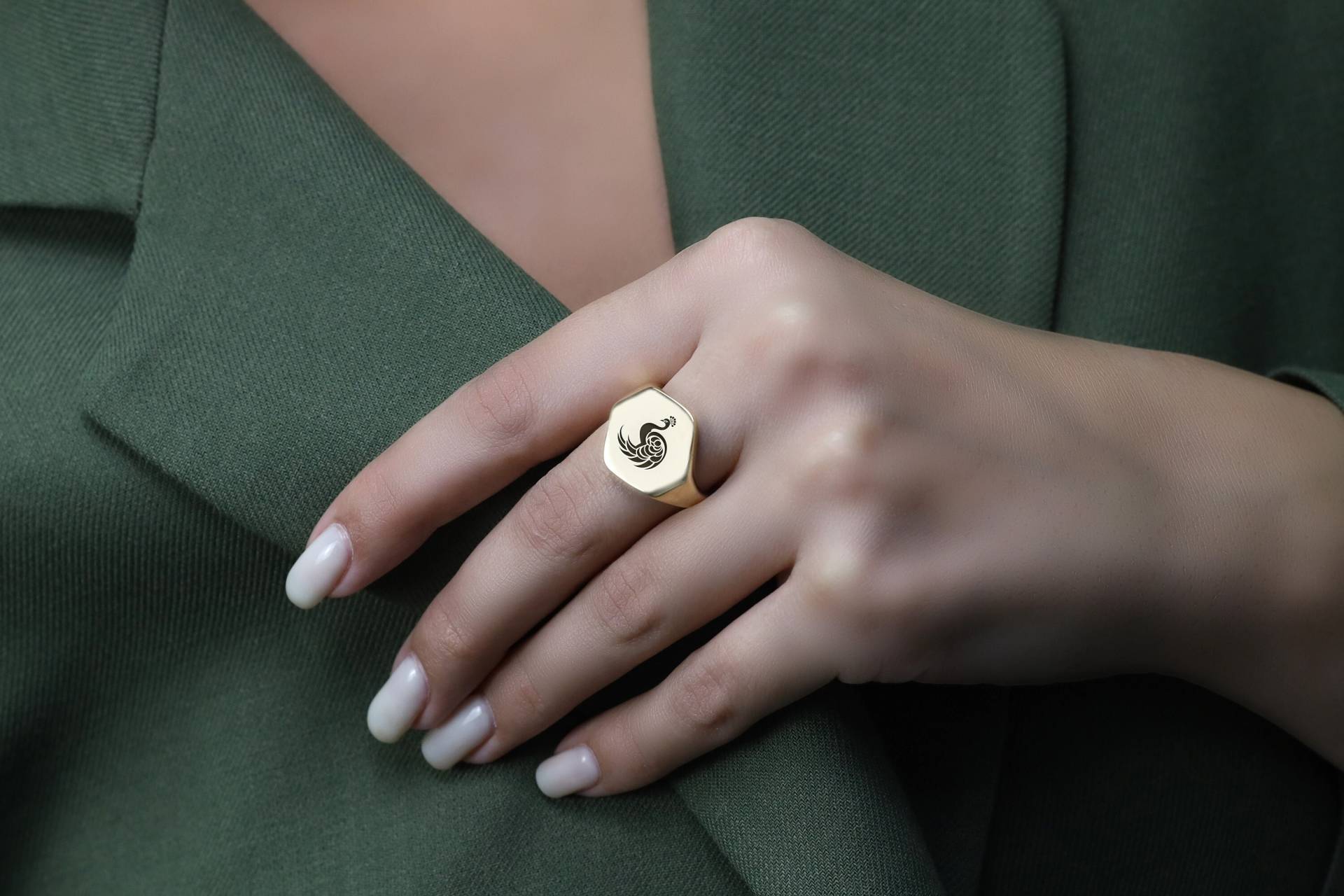 Pfau Goldring Graviert , Hexagon Förmige Ring Symbol Der Schönheit Pfau Goldring Graviert , Hexagon Förmige Ring Symbol Der Schönheit von MyDNAjewelry