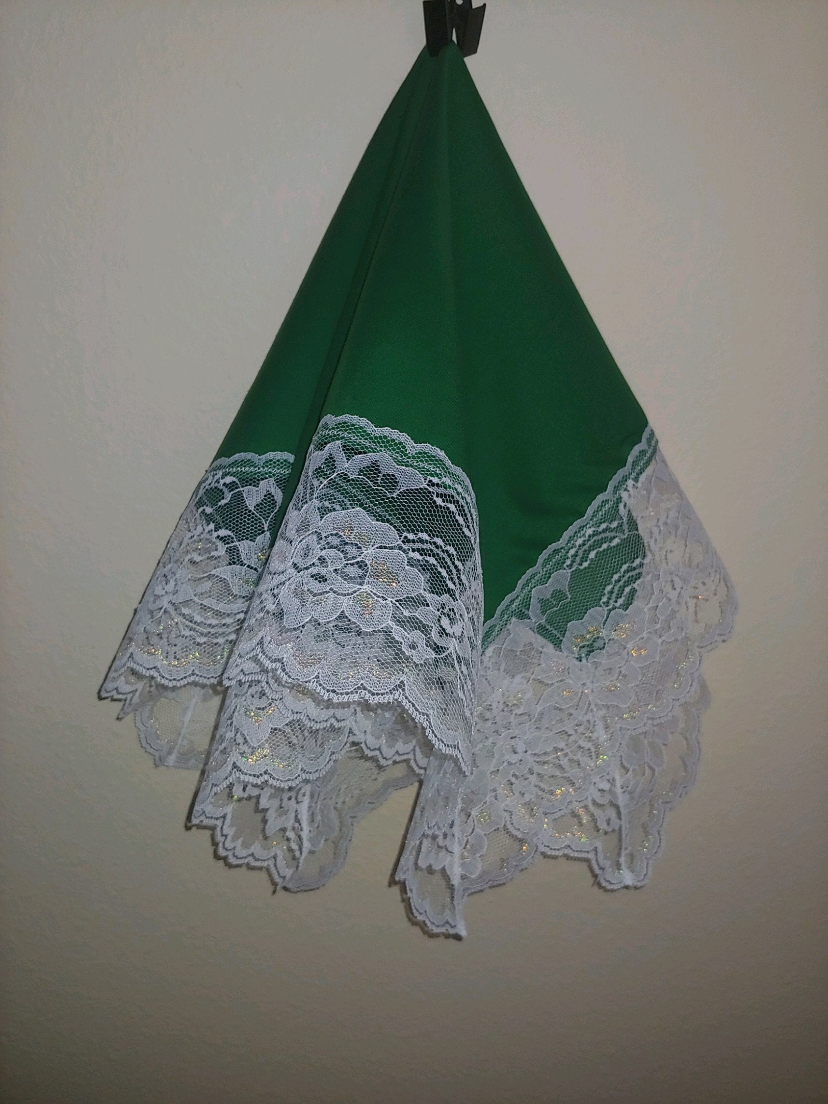 Wunderschöner Grüner Kirchen Rundschal Mit Irisierender Spitze Wunderschöner Grüner Kirchen Rundschal Mit Irisierender Spitze von MyDaughterandMe5