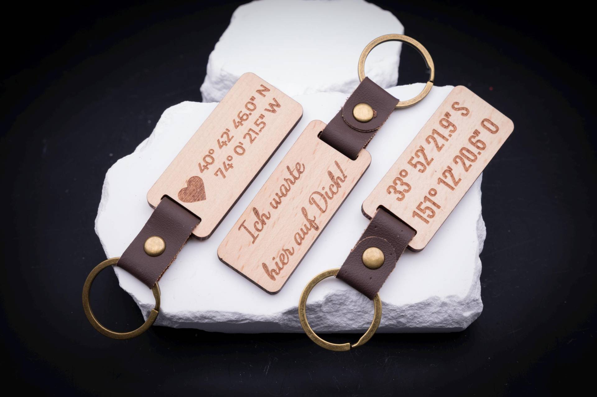 Holz Schlüsselanhänger Personalisiert Mit Koordinaten, Namen, Text Oder Symbol - Gravur Ca. 7, 5 X 3 cm von MyDesignStyleCOM