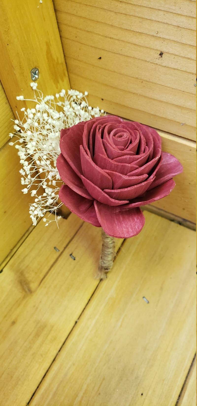 Burgunder-Rosen-Boutonniere, Rustikale Boutonniere, Sola-Blume, Hölzerne Boutonniere Burgunder-Rosen-Boutonniere, Rustikale Boutonniere, Sola-Blume, Hölzerne Boutonniere von MyDinosaurDreams