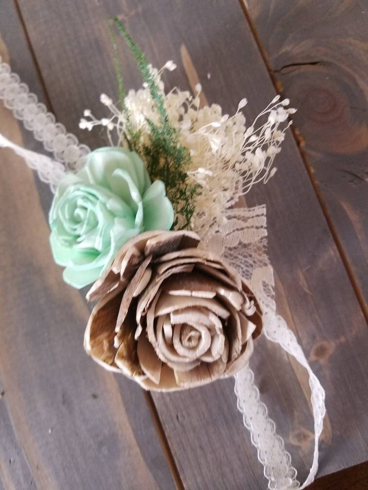 Handgelenk Ansteckblume, Solablume Anstecknadel, Mutter Abschlussball Holz Rosen Rindenrose, Hochzeitsblumen von MyDinosaurDreams
