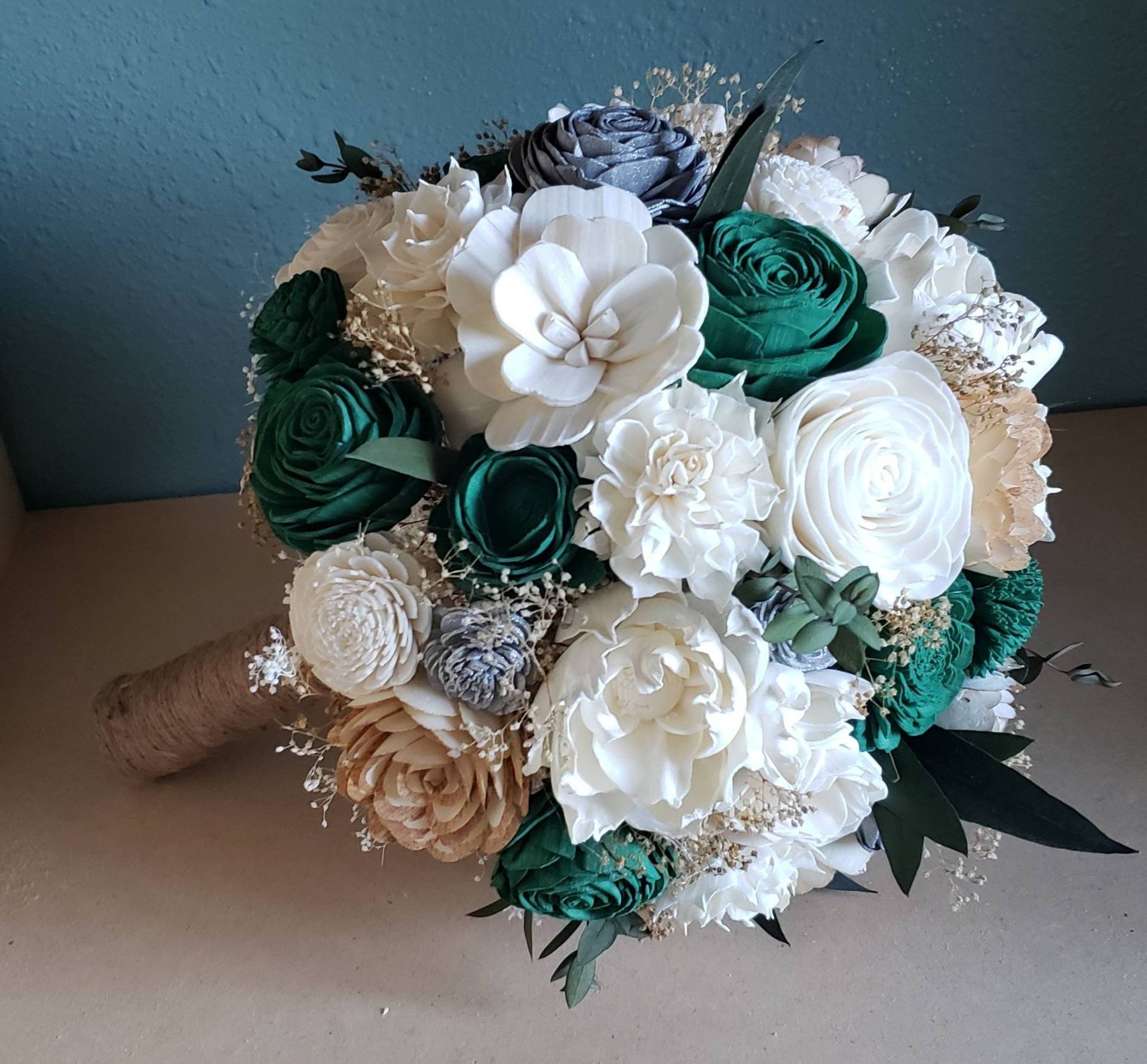 Jägergrün Und Silber Oder Goldstrauß, Strauß Mit Dunkelgrün Gold, Smaragdgrüne Blumen, Quinceneara Strauß, Abschlussball von MyDinosaurDreams