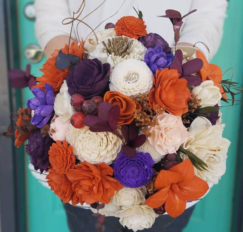 Pflaume, Lila Und Orange Herbstfarbener Brautstrauß Mit Holzblumen von MyDinosaurDreams
