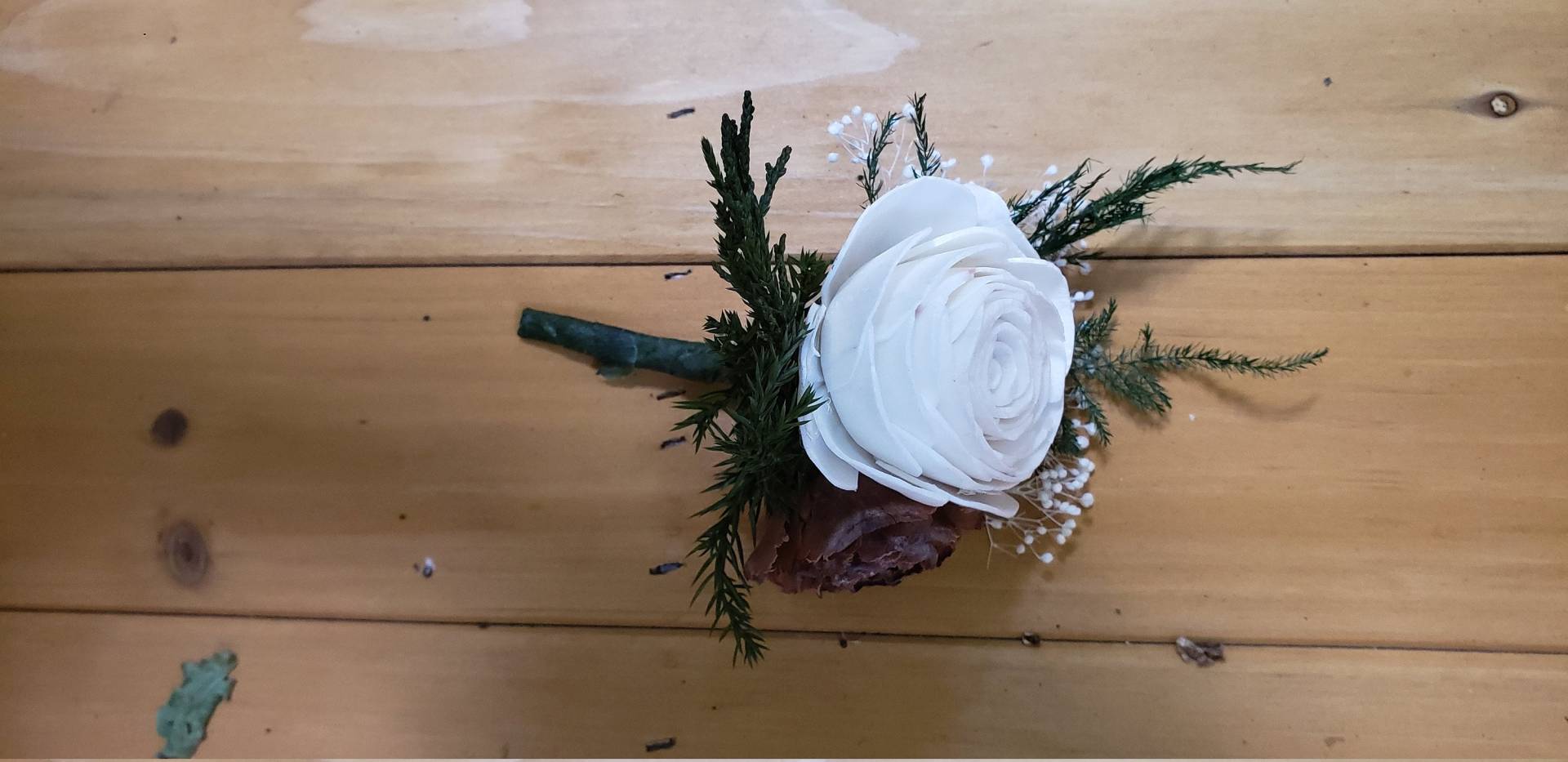 Sola Holz Rose Boutonniere, Tannenzapfen Winter Immergrüne Weihnachtshochzeitsblumen von MyDinosaurDreams