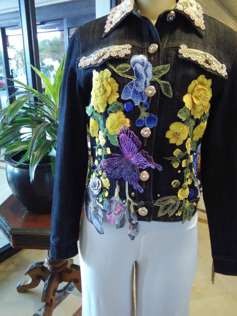 Hand Verzierte Jeansjacke. ..gelbe Rose Von Sharon von MyDistinctiveJackets