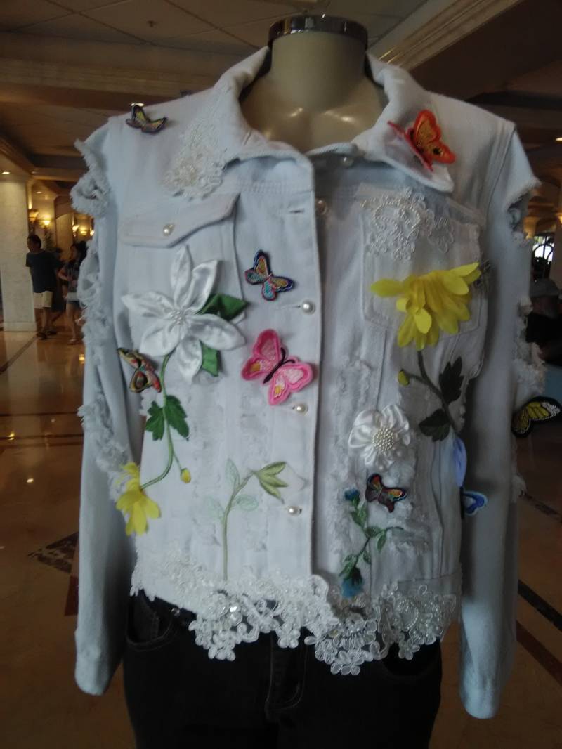 "Handbemalte Weiße Jeansjacke "Butterfly World" von MyDistinctiveJackets