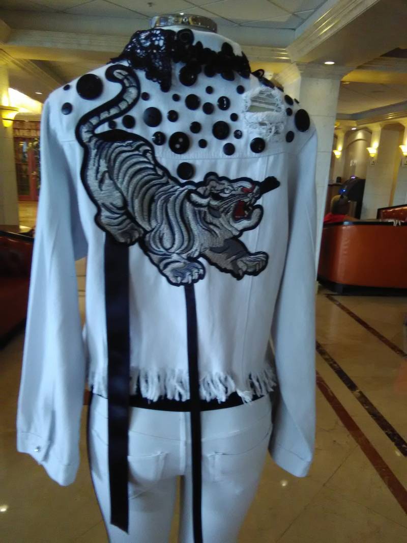 "Handbemalte Weiße Jeansjacke "The Tigress" von MyDistinctiveJackets
