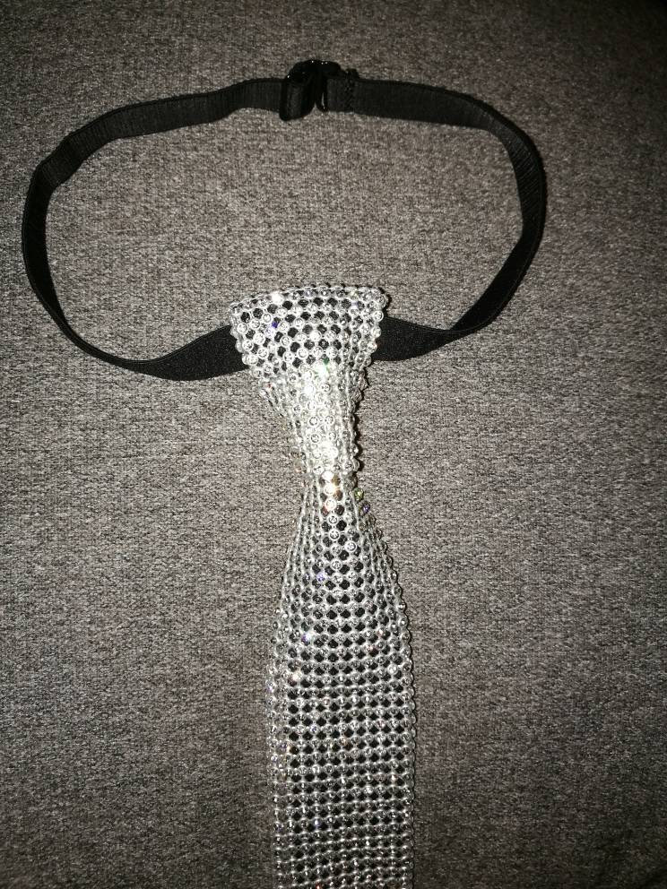 Weiße Diamant Strass Krawatte. Diese Atemberaubende Krawatte Ist Ideal Für Jeden Anlass.es Ein Hauch Von Eleganz, Um Anlass Zu Jeder Zeit Aufzuhellen Weiße Diamant Strass Krawatte. Diese Atemberaubende Krawatte Ist Ideal Für Jeden Anlass.es Ein Hauch Von Eleganz, Um Anlass Zu Jeder Zeit Aufzuhellen von MyDivasDen