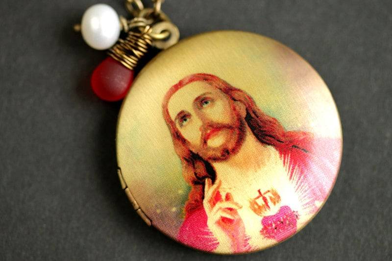 Jesus Locket Halskette. Sacred Heart Halskette Mit Roter Träne Und Süßwasserperlenanhänger. Medaillon Jesus Locket Halskette. Sacred Heart Halskette Mit Roter Träne Und Süßwasserperlenanhänger. Medaillon von MyDivineFelicity