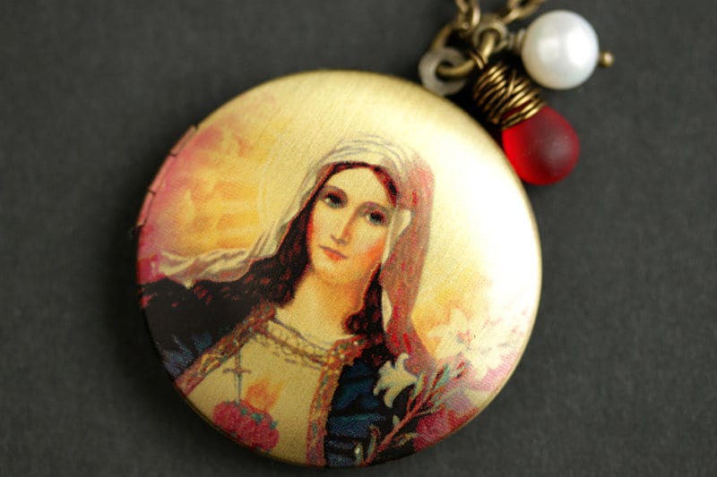 Mutter Mary Locket Halskette. Halskette Unserer Lieben Frau Maria. Medaillon Mit Roter Träne Und Perlenanhänger. Bronze-Medaillon. Christlichen Mutter Mary Locket Halskette. Halskette Unserer Lieben Frau Maria. Medaillon Mit Roter Träne Und Perlenanhänger. Bronze-Medaillon. Christlichen von MyDivineFelicity