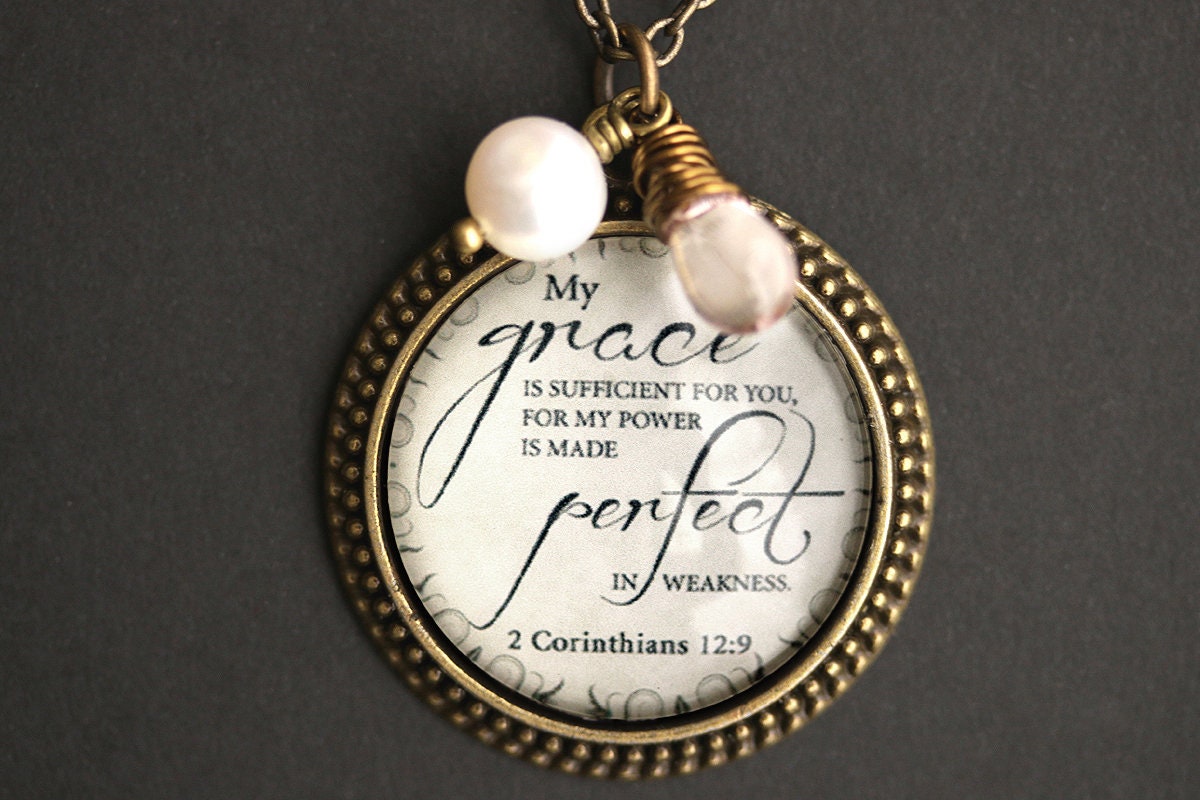 My Grace-Halskette. Corinthians Anhänger Mit Glastropfen Und Süßwasserperlenanhänger. Christliche Halskette. Handgemachte Halskette My Grace-Halskette. Corinthians Anhänger Mit Glastropfen Und Süßwasserperlenanhänger. Christliche Halskette. Handgemachte Halskette von MyDivineFelicity