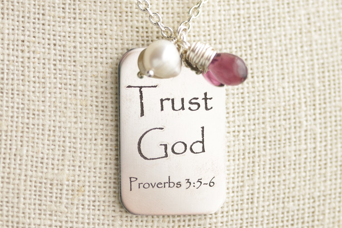 Vertrauen Sie Gott Halskette. Sprüche Anhänger Mit Süßwasser Perlen Charm Und Glas Träne. Christliche Vertrauen Sie Gott Halskette. Sprüche Anhänger Mit Süßwasser Perlen Charm Und Glas Träne. Christliche von MyDivineFelicity
