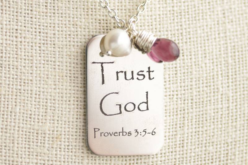 Vertrauen Sie Gott Halskette. Sprüche Anhänger Mit Süßwasser Perlen Charm Und Glas Träne. Christliche von MyDivineFelicity