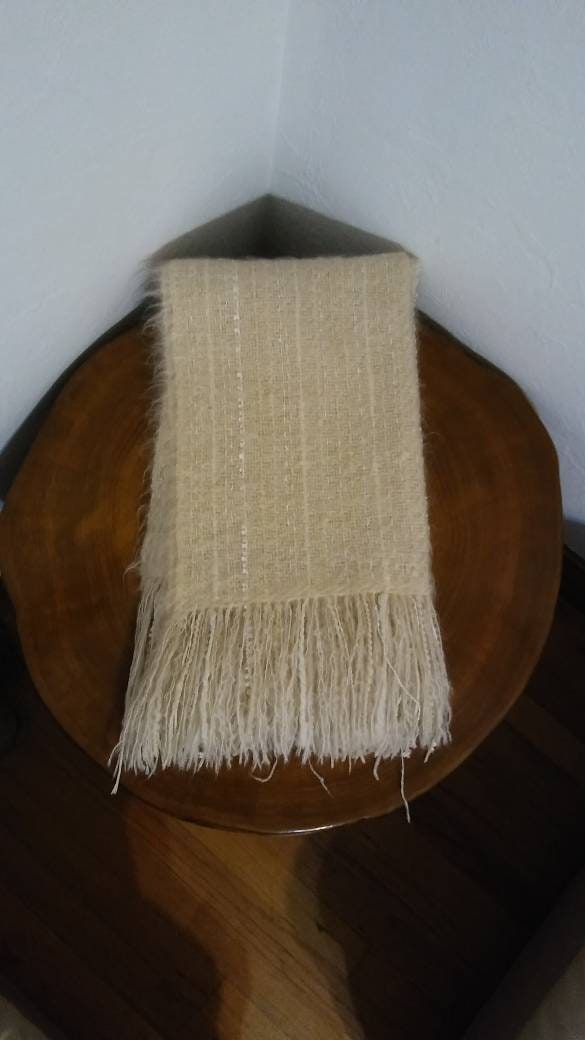 Handgewebter Schal Wrap, Pashmina, Creme Farbene Mohair Mischung Von Laela Leavy Handgewebter Schal Wrap, Pashmina, Creme Farbene Mohair Mischung Von Laela Leavy von MyEclecticWares