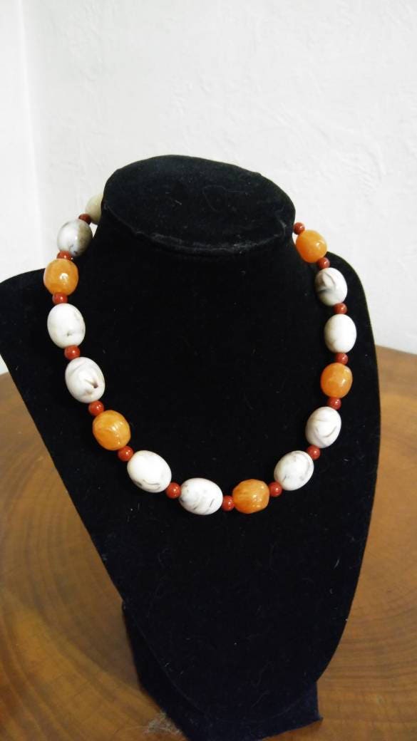 Monet Perlenkette, Lucite Perlen in Orange Und Marmor von MyEclecticWares