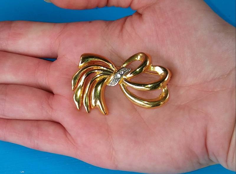Vintage Schleifen-Brosche, Goldschleife Mit Strass in Der Mitte von MyEclecticWares
