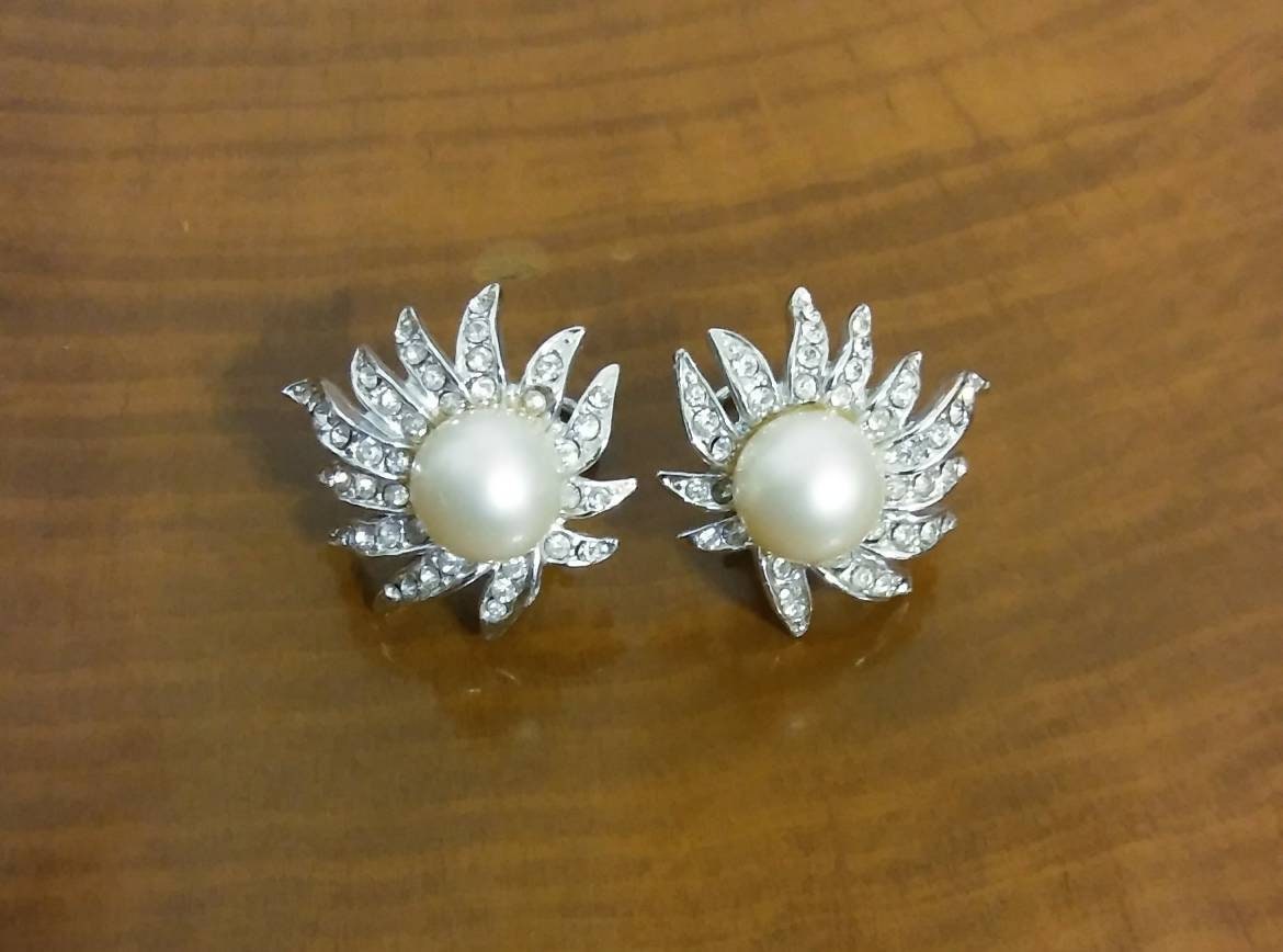 Vintage Strass & Perle Designer Ohrringe Von Tara, Große Clip Ons von MyEclecticWares