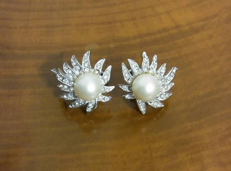 Vintage Strass & Perle Designer Ohrringe Von Tara, Große Clip Ons von MyEclecticWares