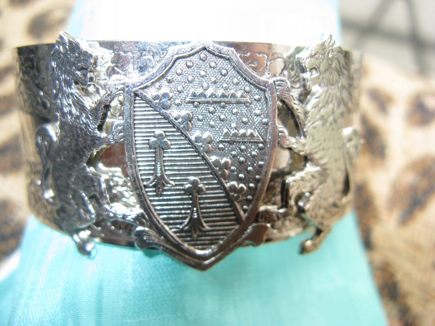Vintage Löwe Wappen Manschette Armband - Versilbertes Messing Vintage Löwe Wappen Manschette Armband - Versilbertes Messing von MyElegantThings