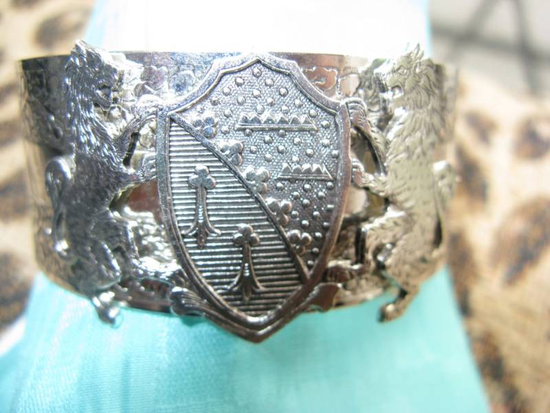 Vintage Löwe Wappen Manschette Armband - Versilbertes Messing Vintage Löwe Wappen Manschette Armband - Versilbertes Messing von MyElegantThings
