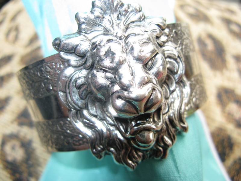 Bold Lion Cuff Armband Versilbertes Messing, Vintage Patina Bold Lion Cuff Armband Versilbertes Messing, Vintage Patina von MyElegantThings