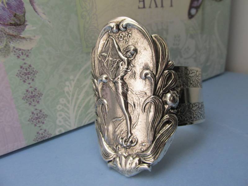 Jugendstil Armspange Alphons Mucha Style Lady, Messing Versilbert Jugendstil Armspange Alphons Mucha Style Lady, Messing Versilbert von MyElegantThings