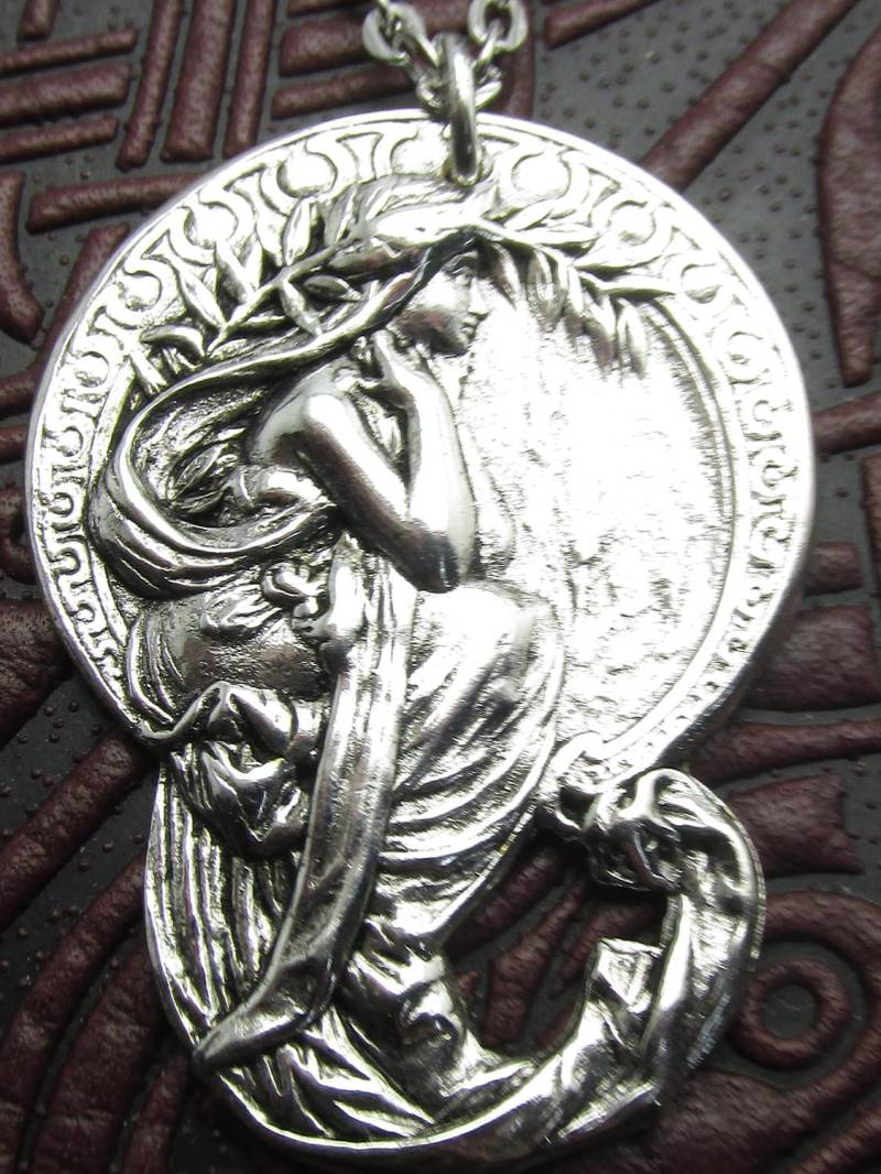 Jugendstil Mucha Stil Halskette Großes Statement Stück Schöne Frau Versilbert Bronze Myelegantthings Jugendstil Mucha Stil Halskette Großes Statement Stück Schöne Frau Versilbert Bronze Myelegantthings von MyElegantThings