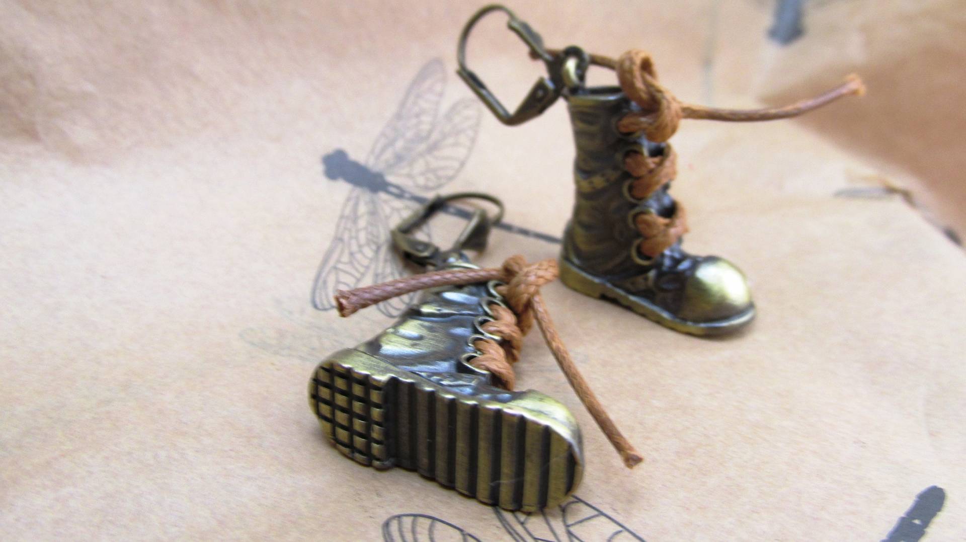 stiefel Ohrringe Wanderschuh Bronze Mit Hanf Schnürsenkel von MyElegantThings