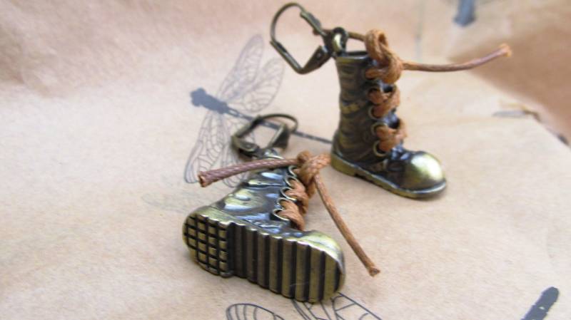 stiefel Ohrringe Wanderschuh Bronze Mit Hanf Schnürsenkel von MyElegantThings
