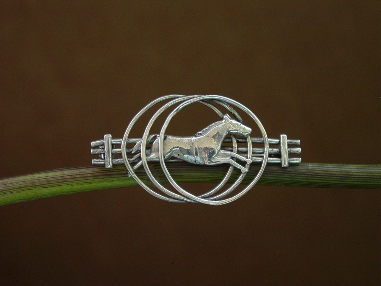 Galoppierendes Pferd Silber Anstecknadel Reiterbrosche von MyEquestrianJewelry