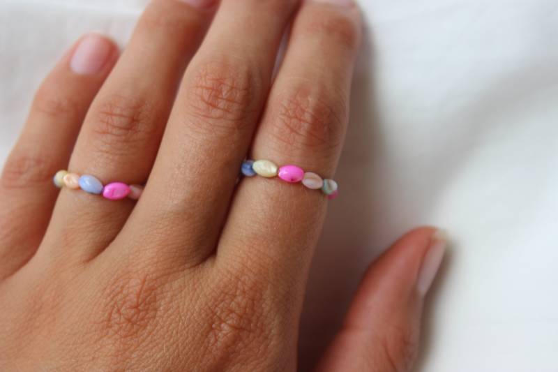 Bunter Ring | Reisperlen Sommerfarben Perlmutt Pastellfarben Stapelring Elastisch Pearl Ring Geschenkidee Beste Freundin von MyEssentials4u