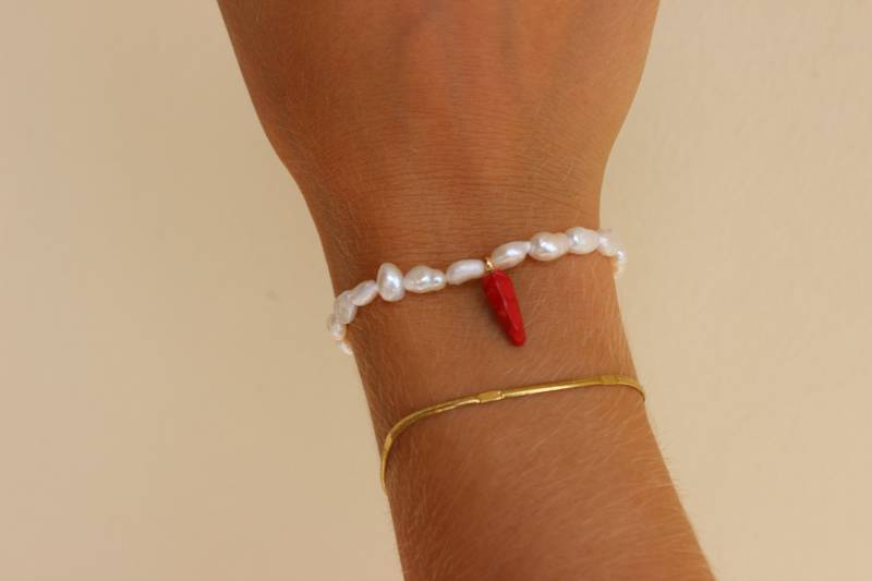 Chili Armband | Peperoni Charm Anhänger Süßwasserperlen Miniatur Essen Armkette Geschenk Geburtstag Rote Chilischote von MyEssentials4u