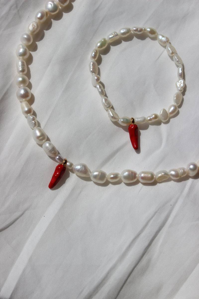 Chili Halskette | Peperoni Anhänger Süßwasserperlen Pfeffer Charm Rote Chilischote Geschenk Miniatur Essen 14K Vergoldung von MyEssentials4u