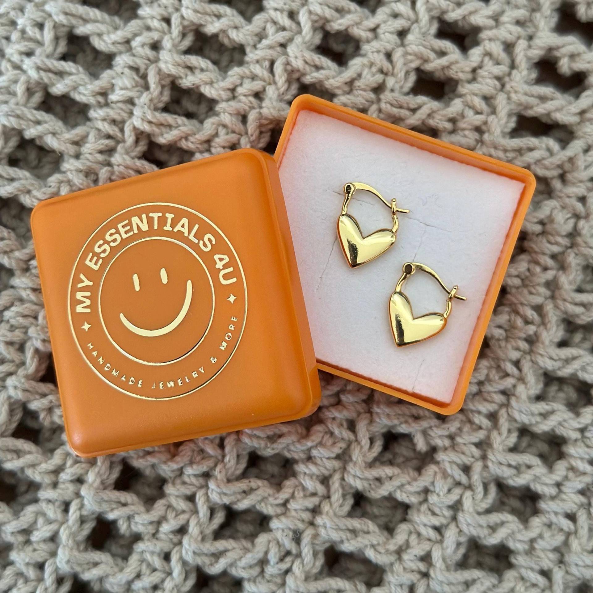 Heart Hoops | Herzchen Ohrringe Herz Creolen Goldene Mit Schmuckbox Geschenkidee Valentinstag Geschenk Freundin Heart Hoops | Herzchen Ohrringe Herz Creolen Goldene Mit Schmuckbox Geschenkidee Valentinstag Geschenk Freundin von MyEssentials4u