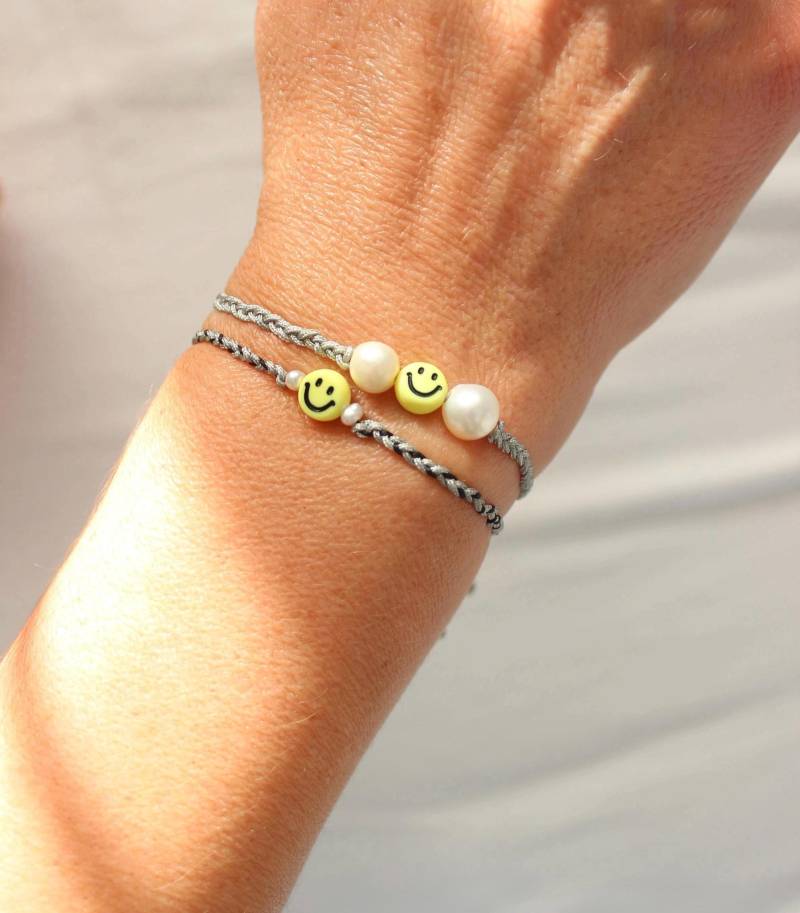 Just Smile Armband Set Grau | Geflochtene Armbänder Smiley Makramee Ziehverschluss Freundschaftsarmband Süßwasserperlen von MyEssentials4u