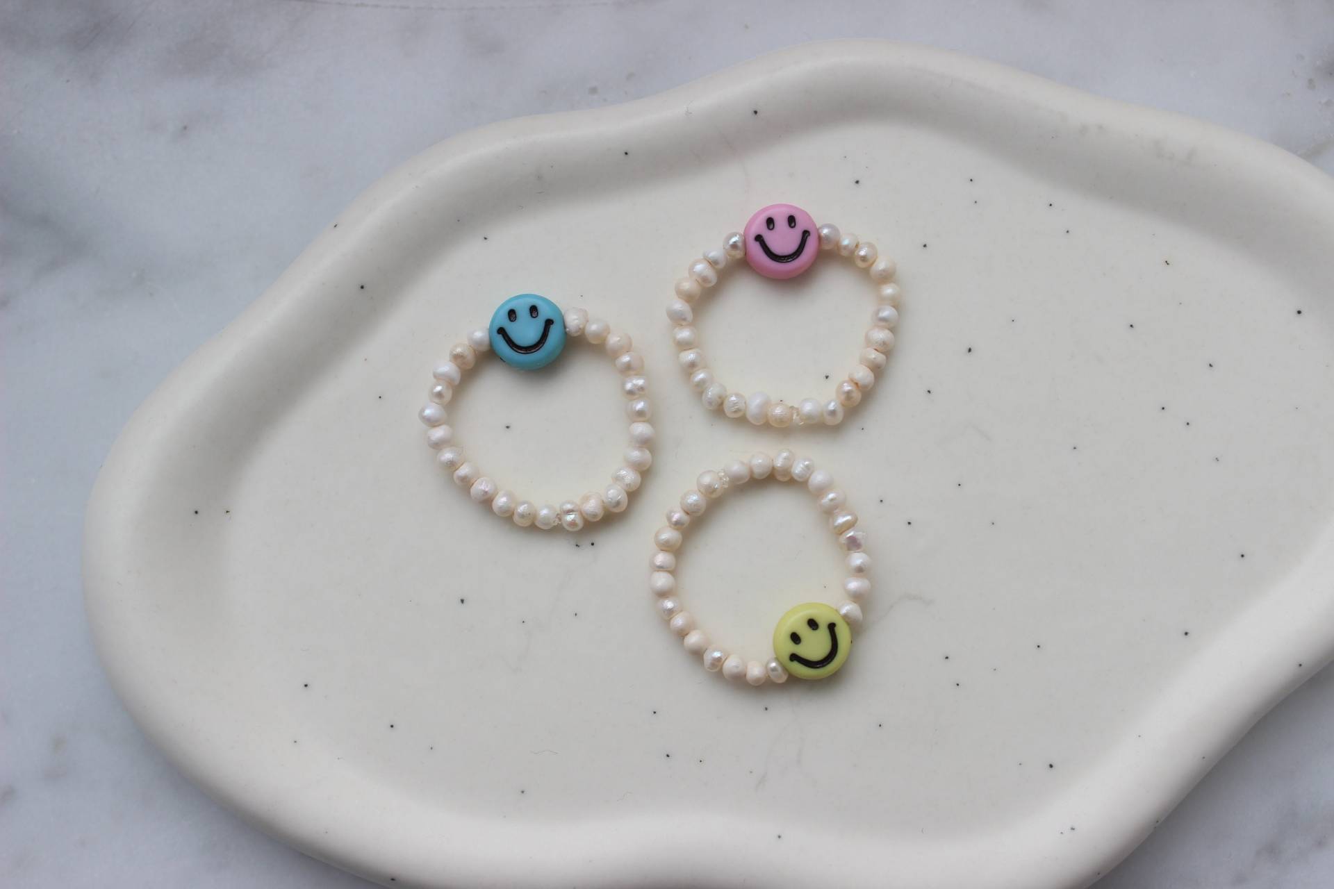 Kleine Smiley Ringe | Süßwasserperlen Handmade Happy Face Glücklich Stapelringe Bunt Glücksbringer Perlenringe Boho Kleine Smiley Ringe | Süßwasserperlen Handmade Happy Face Glücklich Stapelringe Bunt Glücksbringer Perlenringe Boho von MyEssentials4u