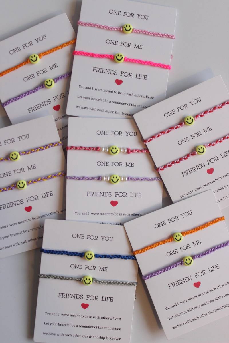 Smiley Freundschaftsarmbänder | 2Er Set Wichtelgeschenk Beste Freundin Geflochtenes Armband Ziehverschluss Glücksbringer Happy von MyEssentials4u