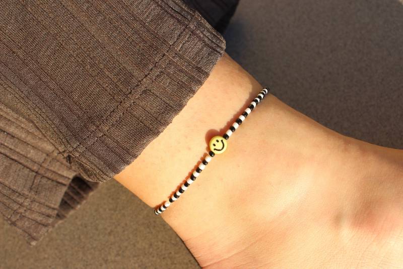 Smiley Fußkettchen | Stretch Fußkette Surferschmuck Hippie Happy Face Fußschmuck Schwarz Weiß Handgefertigt Boho Trendy von MyEssentials4u