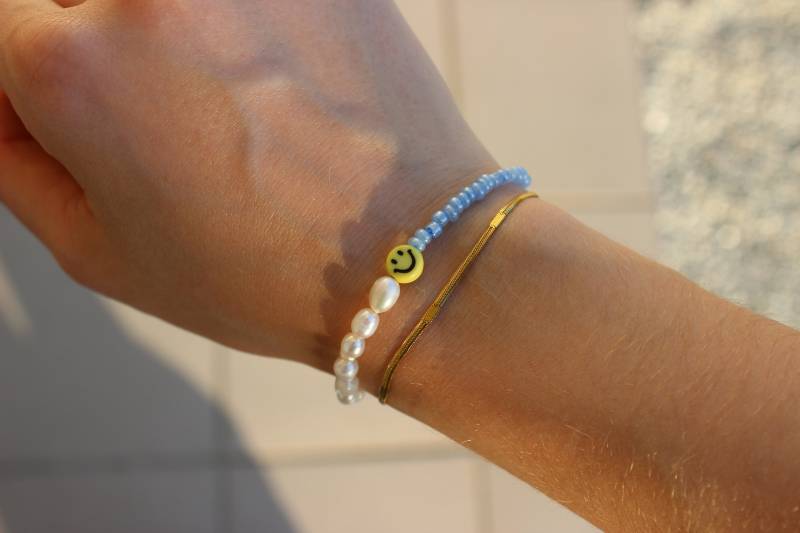 Smiley Süßwassperlenarmband | Glasperlen Blau Happy Face Glücksbringer Freundschaft Armband Stretch Sommer Armkette Boho von MyEssentials4u