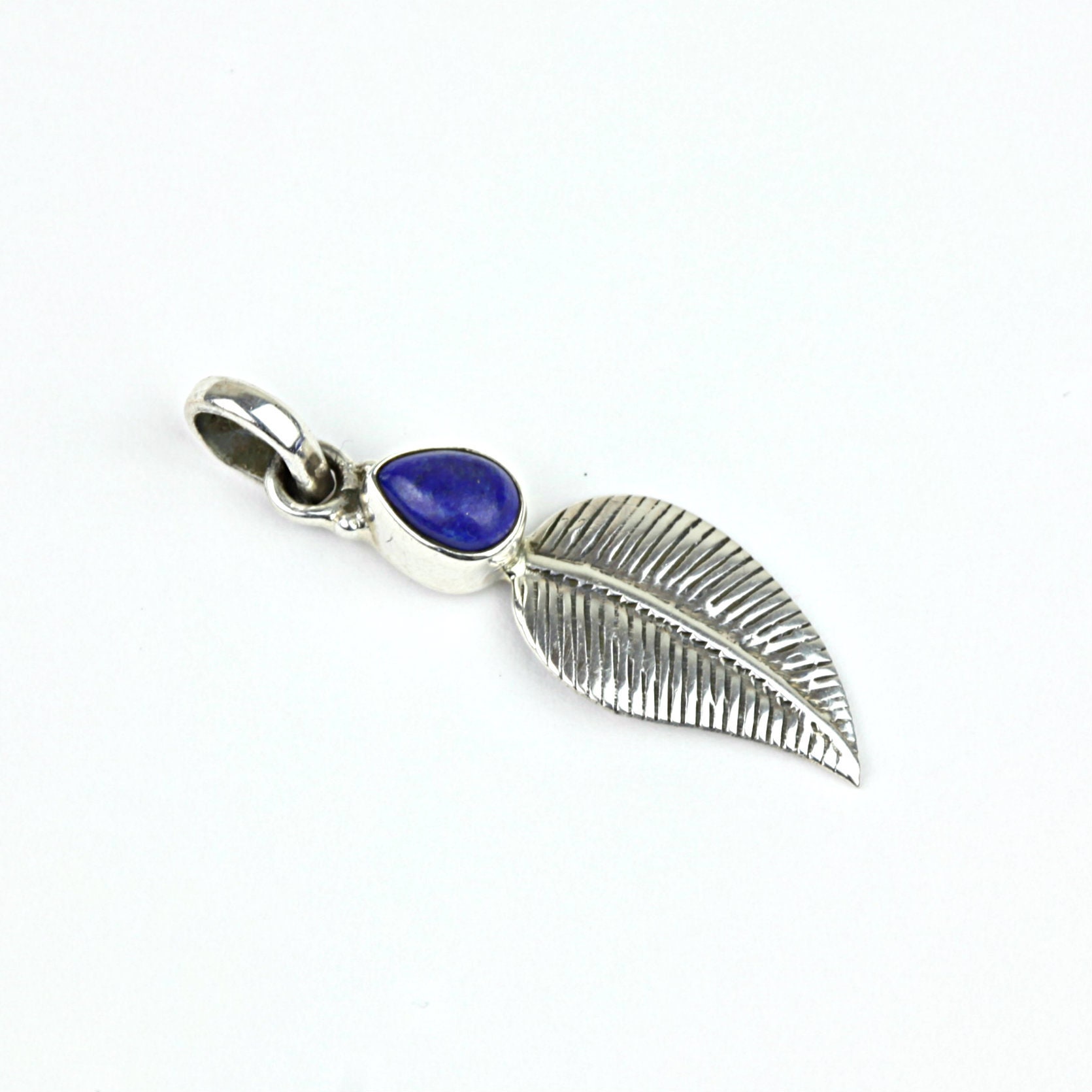 Silber Blatt Lapislazuli Minimalist Zart Blau Stein Kleine Zierliche Anhänger Silber Blatt Lapislazuli Minimalist Zart Blau Stein Kleine Zierliche Anhänger von MyEthnicVillage