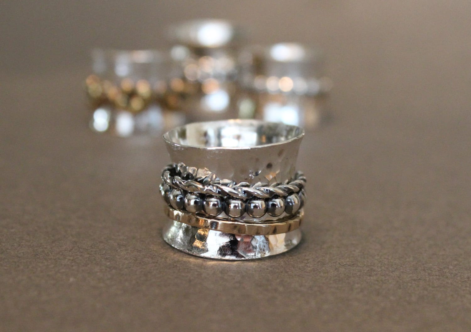 Gehämmerter Sterling Silber Spinner Ring Breitband, Gemischt Metall Gehämmerter Sterling Silber Spinner Ring Breitband, Gemischt Metall von MyFascinationStreet
