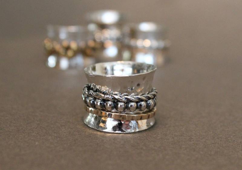 Gehämmerter Sterling Silber Spinner Ring Breitband, Gemischt Metall Gehämmerter Sterling Silber Spinner Ring Breitband, Gemischt Metall von MyFascinationStreet