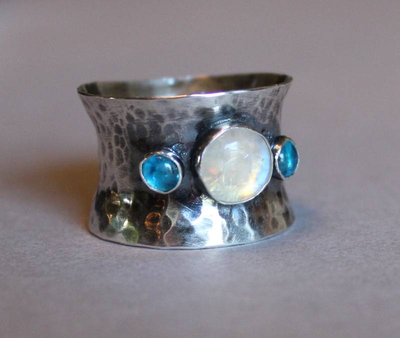 Mondstein Zigarren Band Ring - Breiter Silberring Regenbogen Weißer Edelstein Apatit Plus Size Mondstein Zigarren Band Ring - Breiter Silberring Regenbogen Weißer Edelstein Apatit Plus Size von MyFascinationStreet