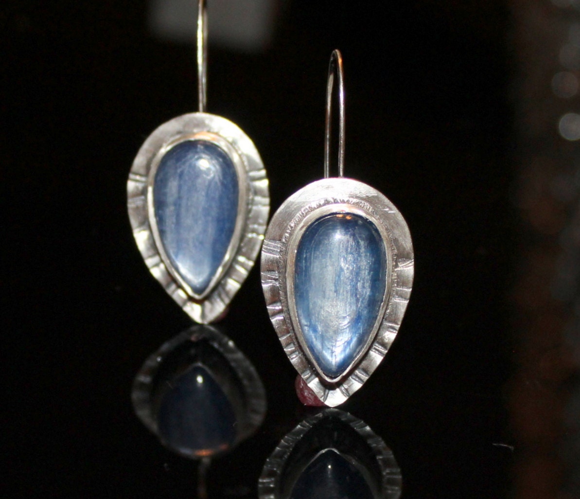 Oxidierte Sterling Silber Kyanit Teardrop Ohrringe Großer Denim Blauer Edelstein Oxidierte Sterling Silber Kyanit Teardrop Ohrringe Großer Denim Blauer Edelstein von MyFascinationStreet