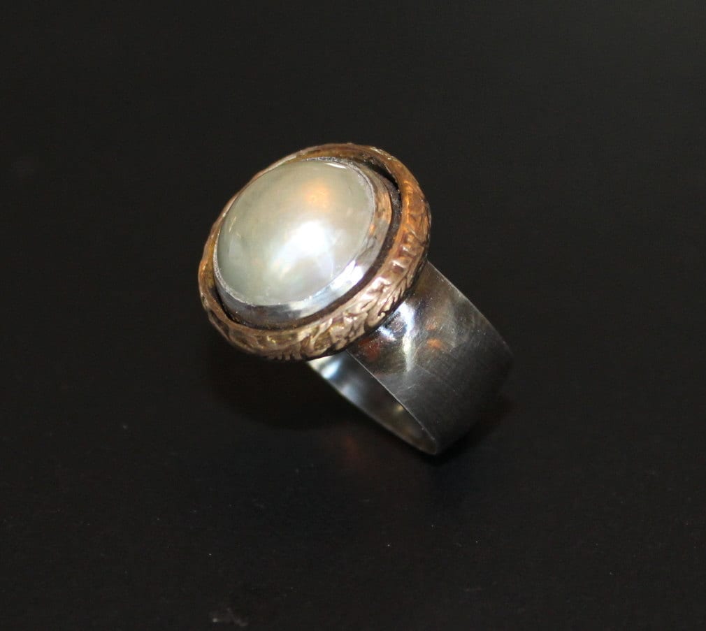 Oxidierter Sterling Silber Mabe Perlenring Blumiger Goldakzent, Juni Geburtsstein Oxidierter Sterling Silber Mabe Perlenring Blumiger Goldakzent, Juni Geburtsstein von MyFascinationStreet
